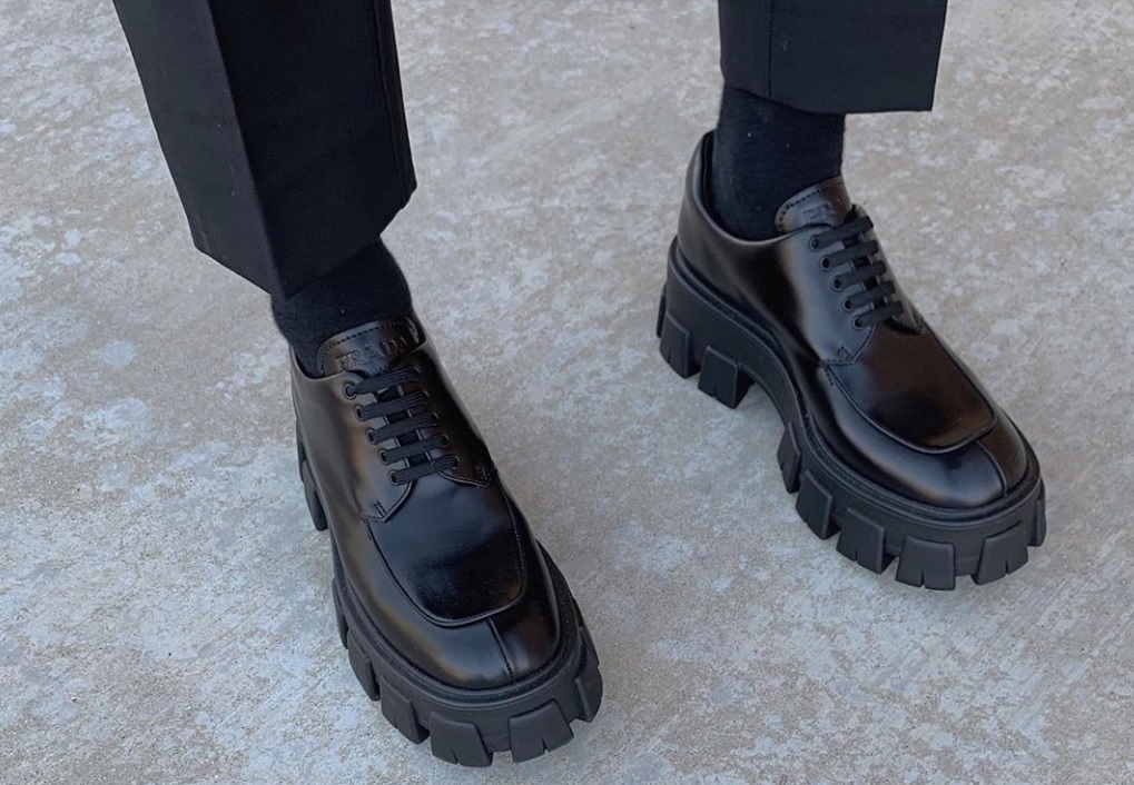 H Prada μετατρέπει τα άσχημα, σχολικά παπούτσια στο απόλυτο fashion item της χρονιάς