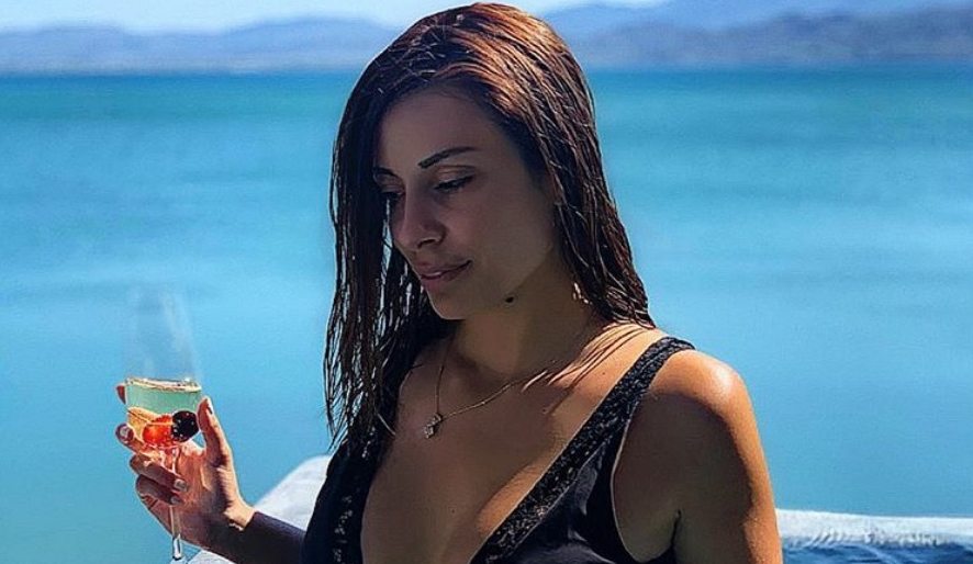 Μήνα Αρναούτη: Αυτές είναι οι 3+1 φορές που γκρέμισε το Instagram με τις «σέξι» πόζες της