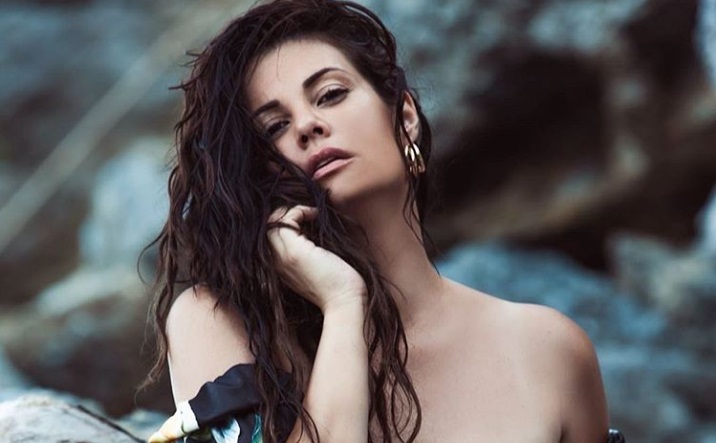 Η Μαρία Κορινθίου ποζάρει με το σαγηνευτικό της μπούστο και ''γκρεμίζει'' το Instagram (pic)